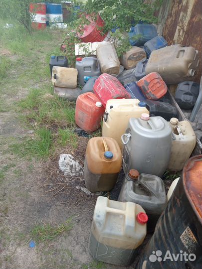 Отдам бесплатно канистры