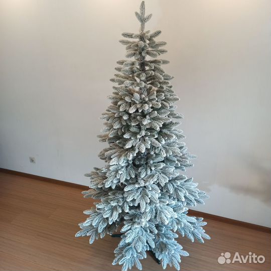 Ель искусственная заснеженная