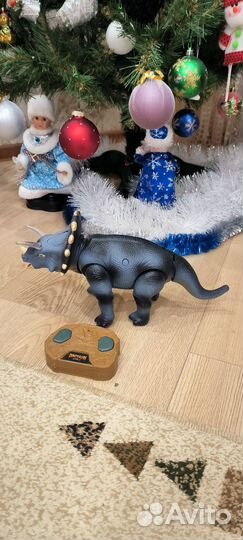 Игрушка динозавр на пульте управления