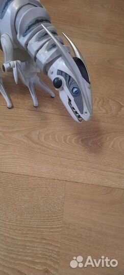 Робот динозавр