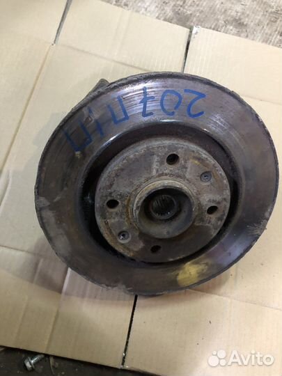 Передний правый поворотный кулак Peugeot 207