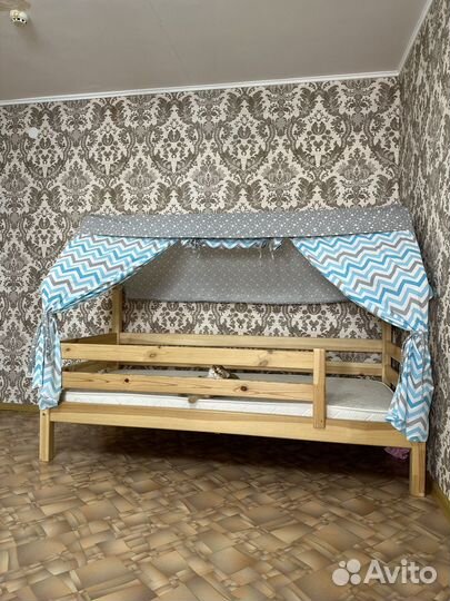 Детская кроватка домик