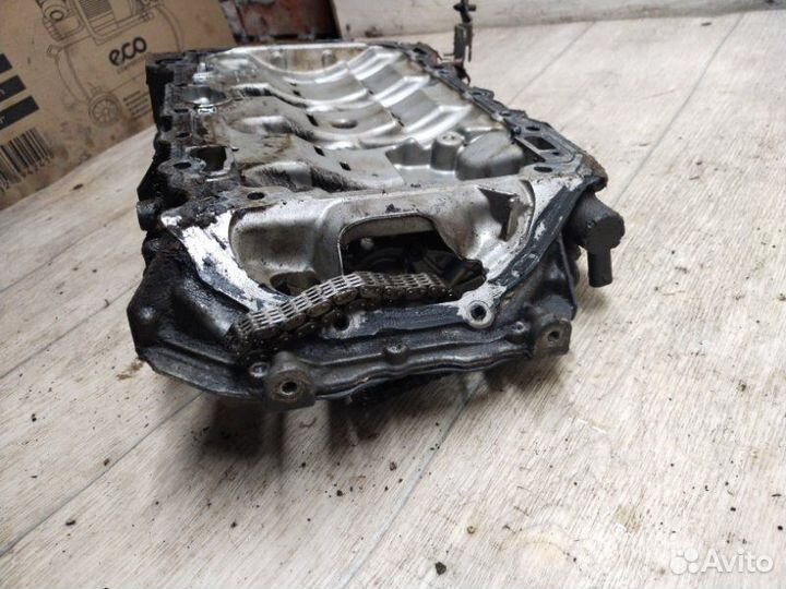 Верхняя часть масляного поддона Volkswagen Passat