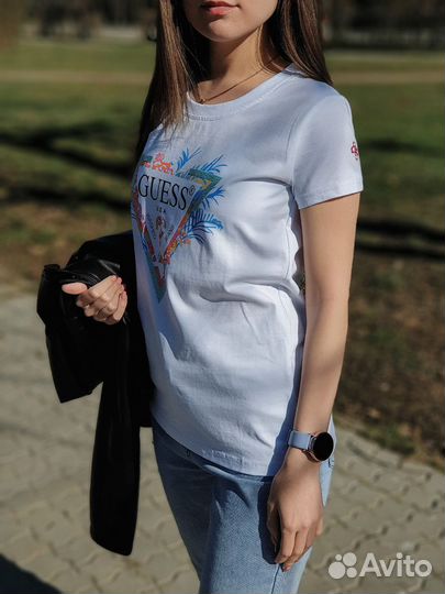 Женская футболка Guess: для ярких моментов