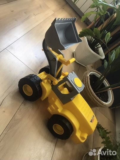 Трактор с ковшом большой