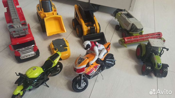 Игрушки claas и Мини-погрузчик Bruder Cat