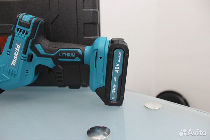 Аккумуляторная сабельная пила makita