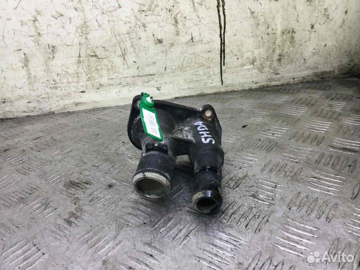 Фланец (тройник) системы охлаждения Ford Focus 2s6