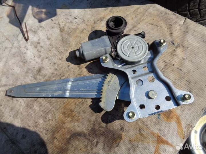 Стеклоподъемник задний правый Toyota Funcargo