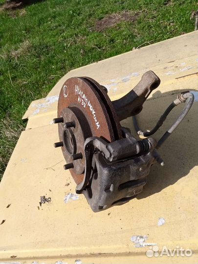 Кулак поворотный левый nissan maxima A33