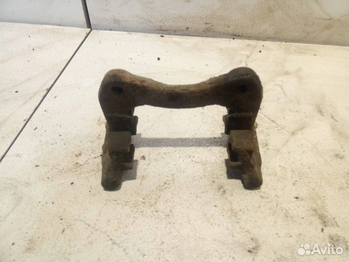 Скоба суппорта заднего Audi 100 4A/C4 4A2 1992