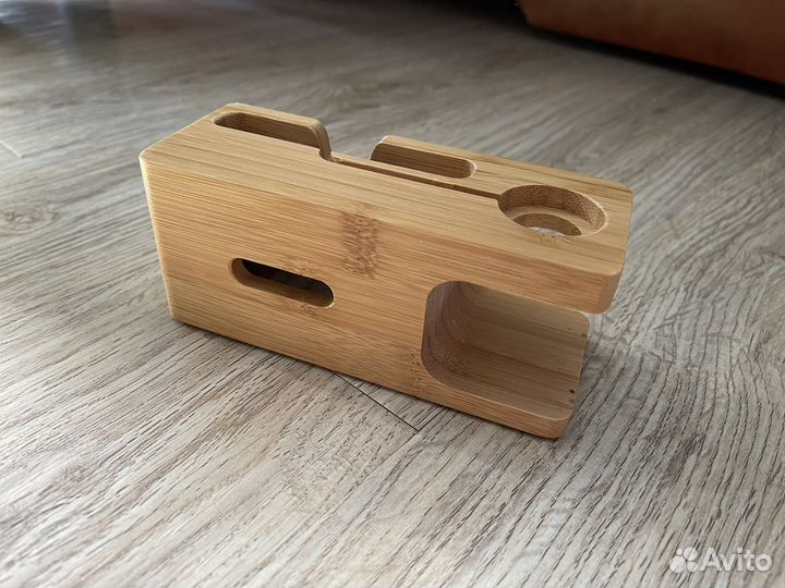 Деревянная подставка для iPhone и Apple Watch
