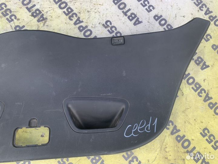 Обшивка двери багажника Kia Ceed