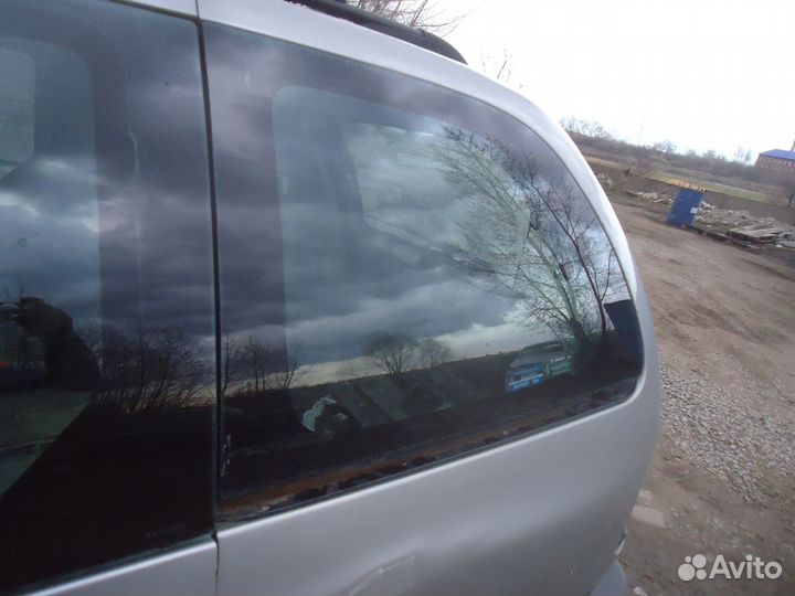 Стекло правой двери Chrysler Voyager 3