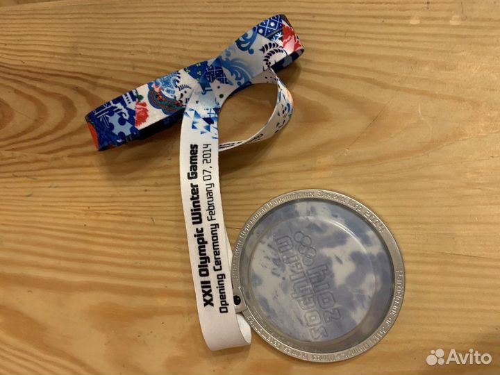 Медаль с церемонии закрытия Олимпиады Сочи 2014