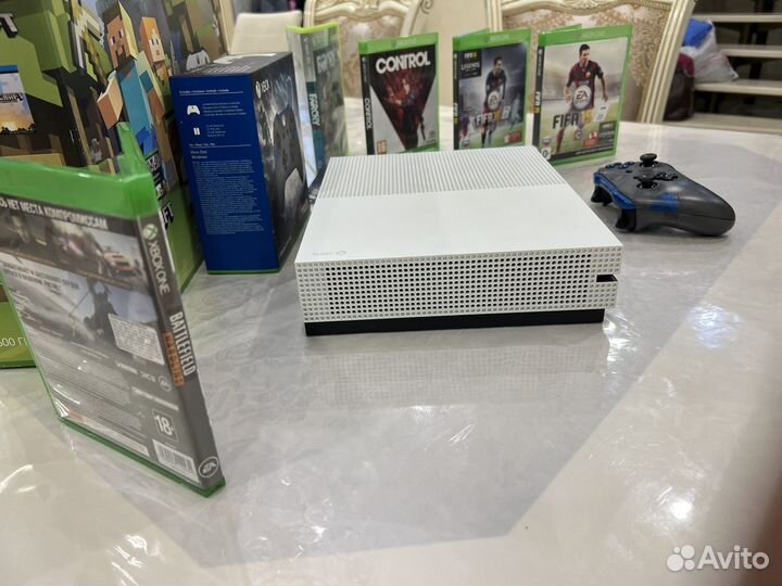 Xbox One s с кучей игр и лимитированный джойстик