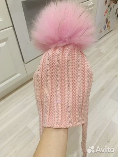 Шапка с шикарным помпоном и стразами сваровски