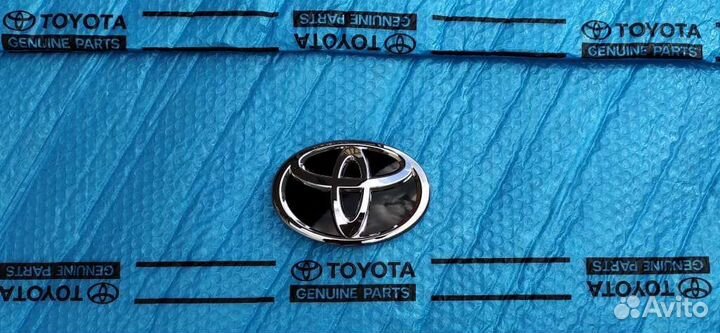 Эмблема Тойота Камри 70 Оригинал NEW 2018-2021