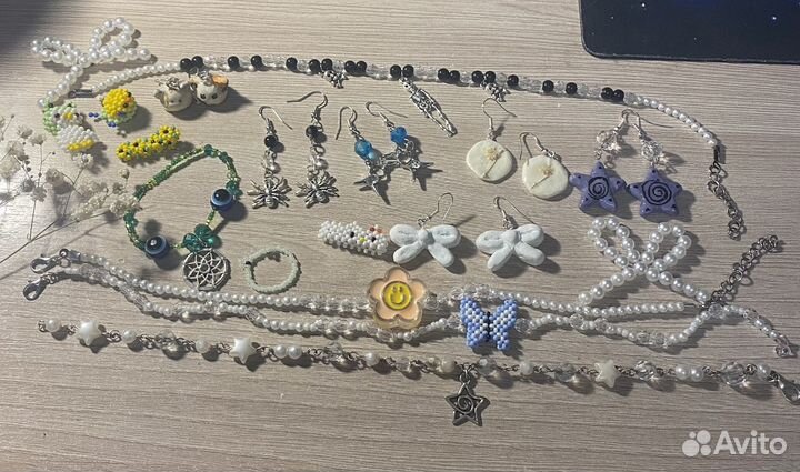 Сережки,чокеры,фигурки из бисера,бижутерия