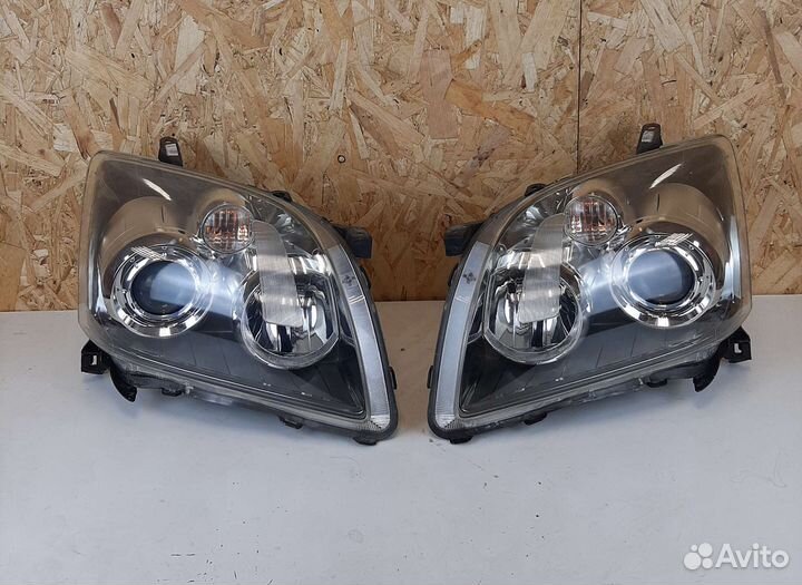 Фары передние пара тойота авенсис AZT250