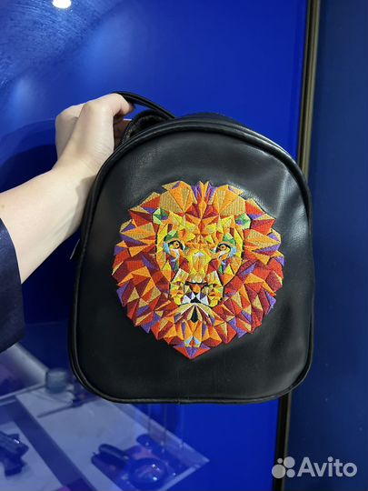 Рюкзак детский, черный со львом, вышивка