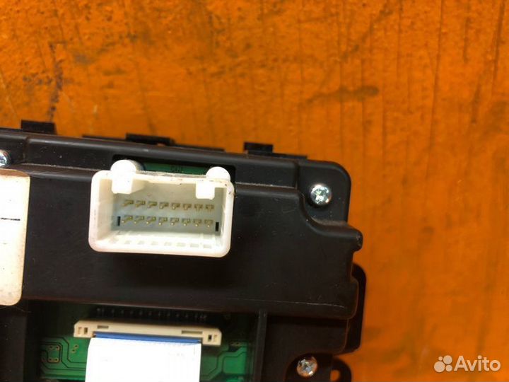 Блок управления климат-контролем и магнитолой