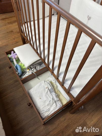 Детская кроватка с универсальным маятником