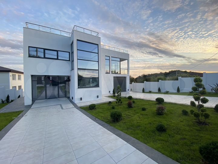 Дом 370 м² на участке 8 сот.