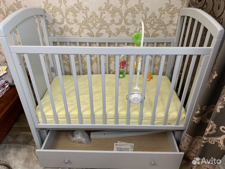Детская кроватка с маятником и ящиком + матрас