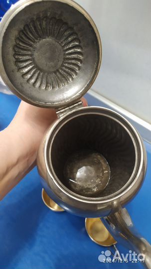 Чайник старинный и чашечки