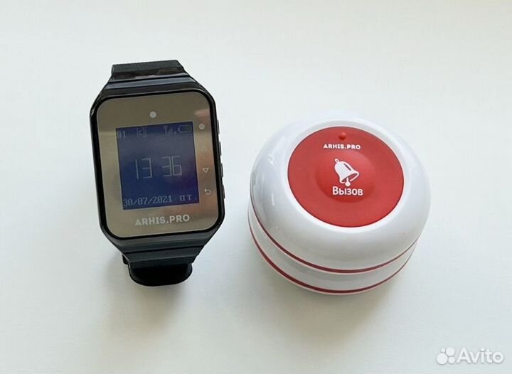 Кнопка Премиум вызова официанта и часы персонала