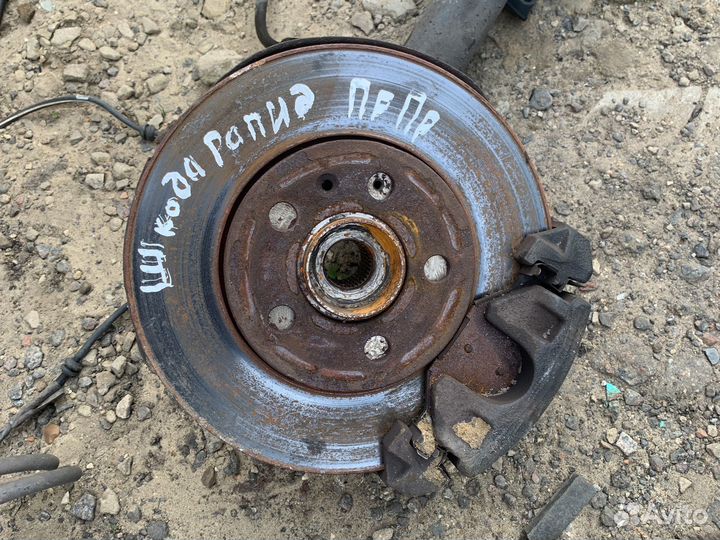 Поворотный кулак правый Skoda rapid 1.6 MPI MT