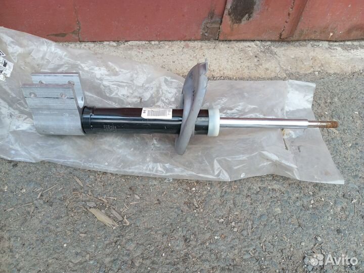 Peugeot 3008 стойка амортизатора правая