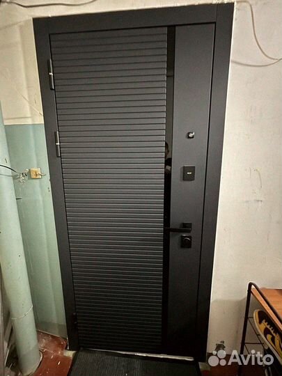 Дверь входная зеленая