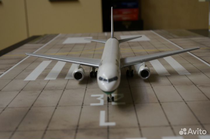 Модель самолета Boeing-757-200. М 1:200