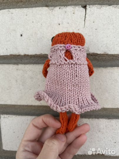 Вязаная лягушка с одеждой