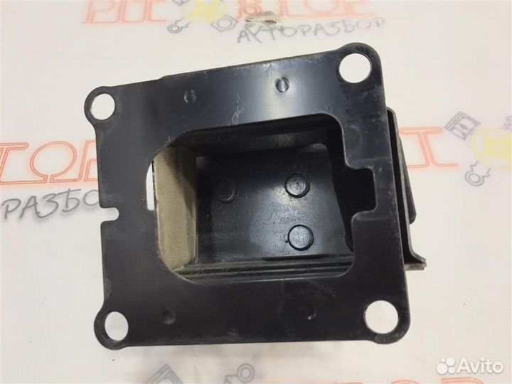 Кронштейн усилителя переденго бампера правый Niss