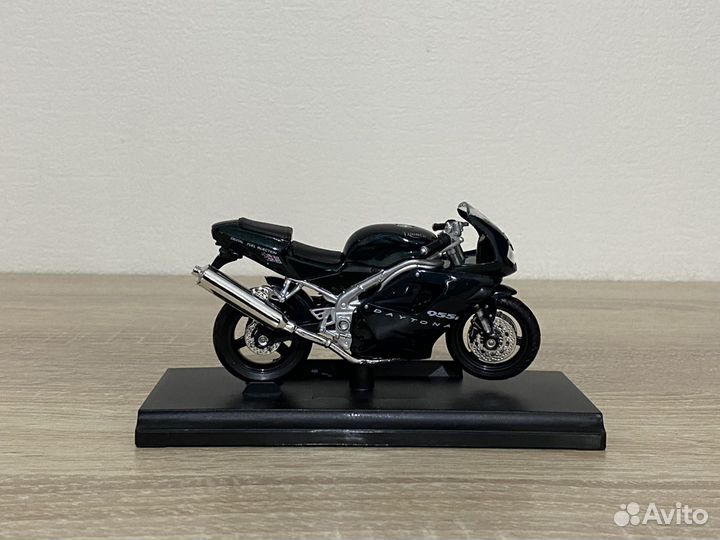 Модель мотоцикла Triumph Daytona 955i 1:18