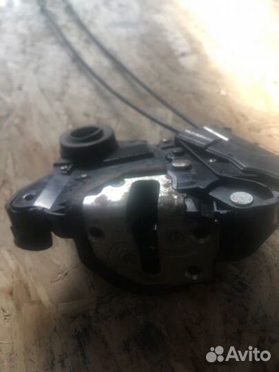 Замок двери передний левый Toyota Vitz KSP90 1ndtv