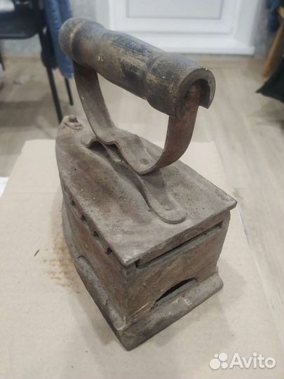 Старый утюг на углях