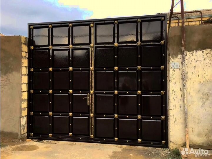 Ворота с деревянной вставкой