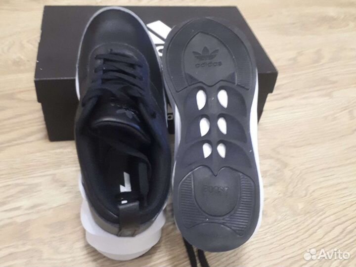 Кроссовки adidas sharks