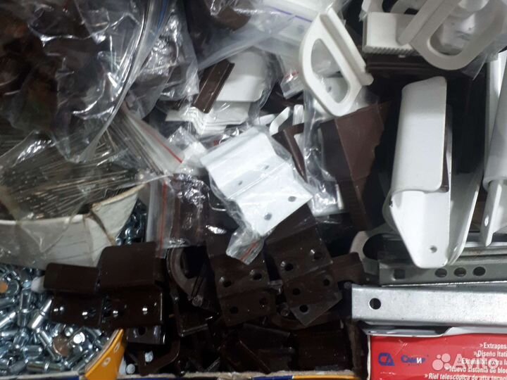 Пластиковые петли,ручки,ограничители для окон,углы