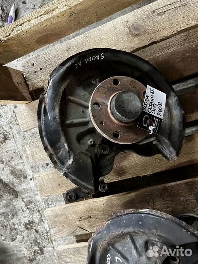 Кулак задний левый правый Skoda Octavia A5