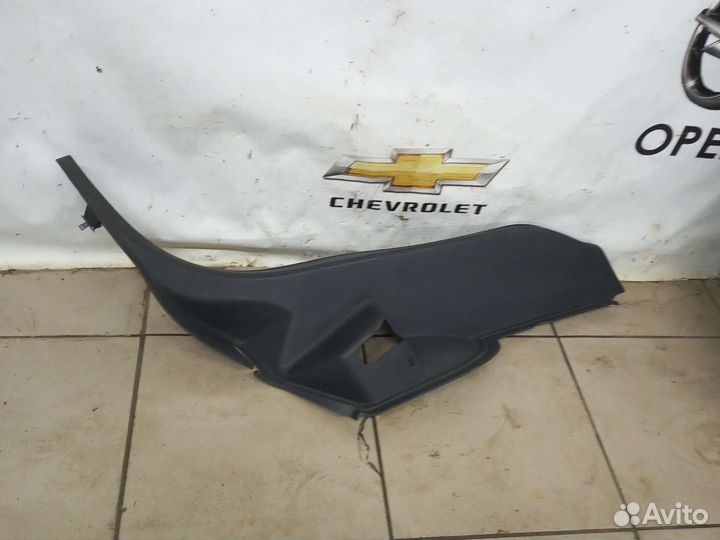 Задняя правая накладка на порог Опель Астра Н