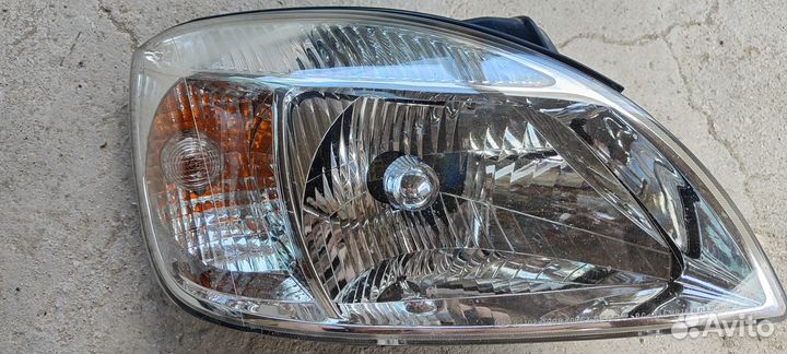 Продам фара передняя правая Kia rio2 2006г