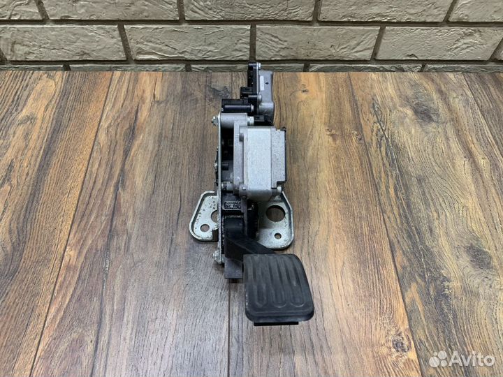 Infiniti QX56/QX80 Педаль газа