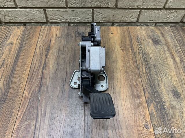 Infiniti QX56/QX80 Педаль газа