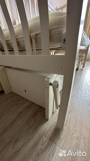 Детская кроватка с маятником