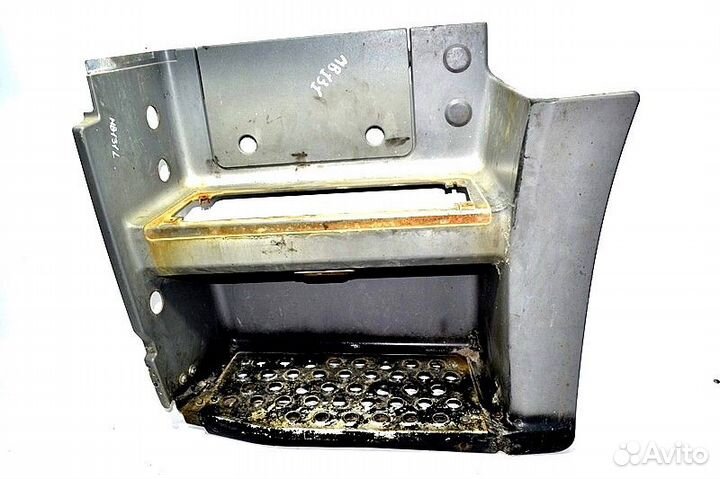 Корпус нижней подножки пластиковый, левый mercedes